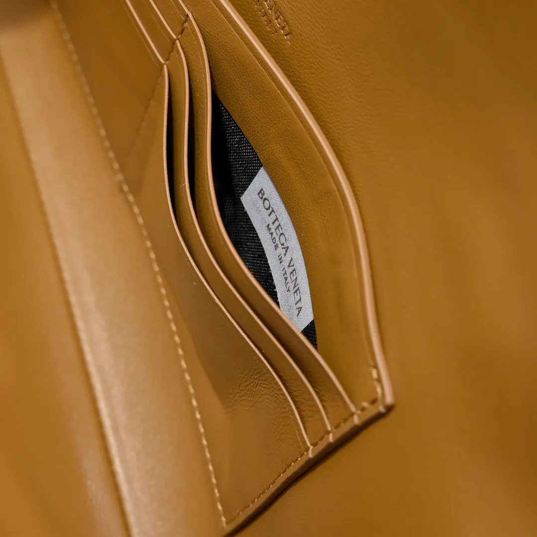 Batch 1360 #Bv New Deerskin Clutch 🎈 The deerskin brown bag with extra points for autumn and winter is so beautiful~🍂 Made of classic woven sheepskin and deerskin, it looks like Maillard for autumn and winter🤎 It can be held by hand, carried by hand or carried under the arm. The metal knot embellishment exudes temperament and nobility~ , equipped with a zipper compartment inside, it is a good companion for your daily life🧑‍❤️‍💋‍🧑, whether you are walking on the red carpet or attending a dinner, it will add a unique charm to you💞 Model: 1511 Size: 31x13x3